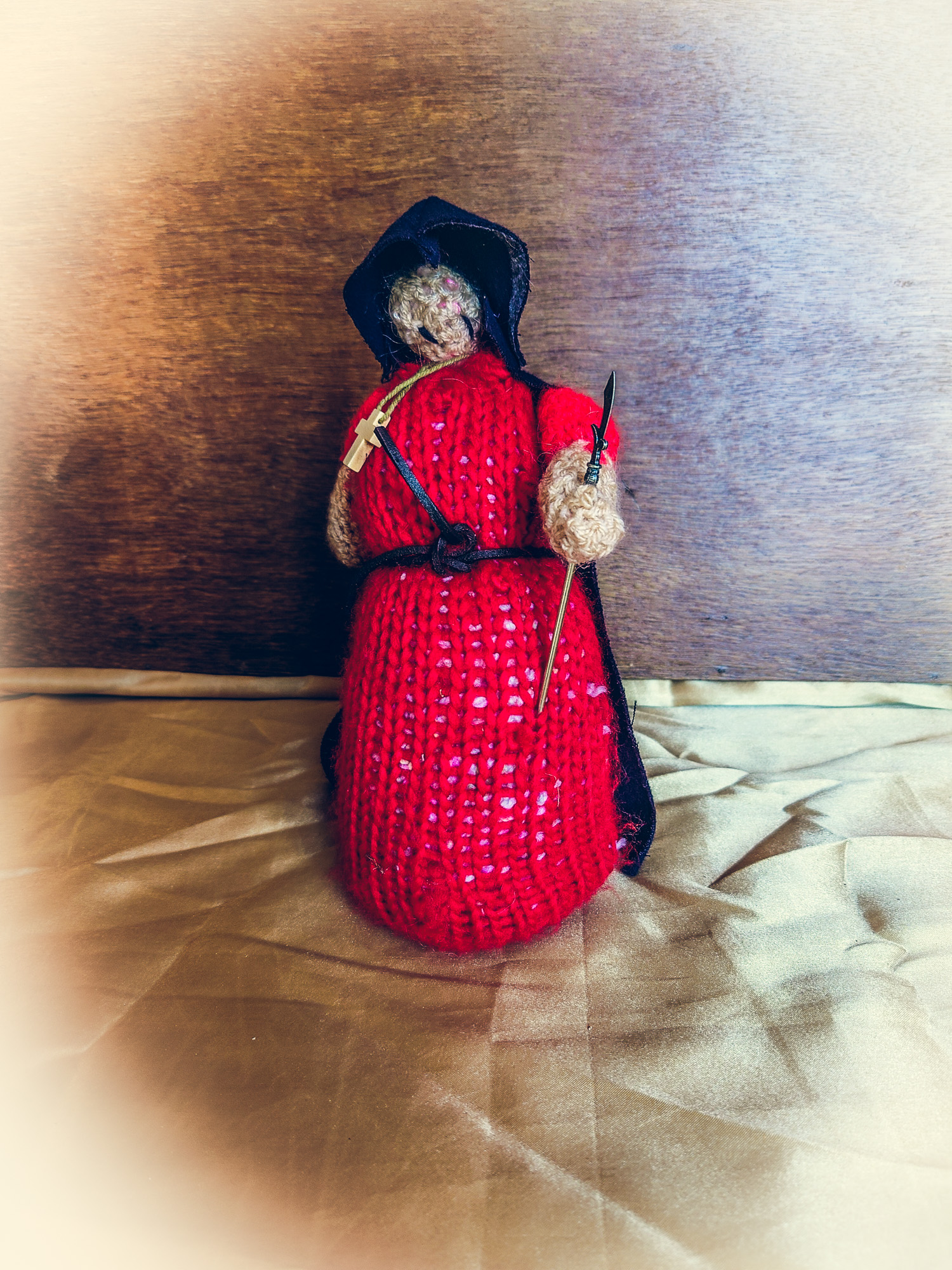 Yarns of the land - knitted knights