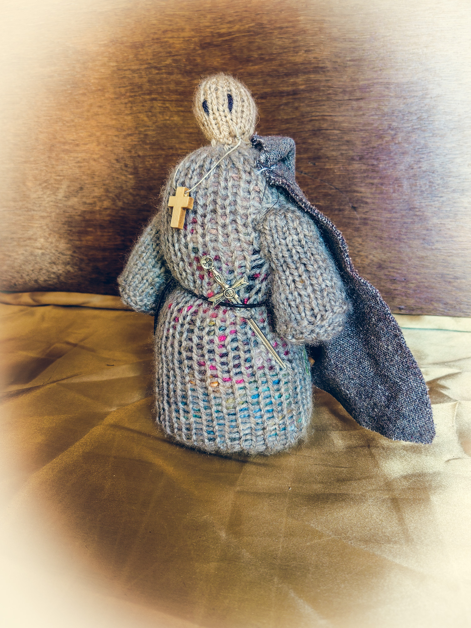 Yarns of the land - knitted knights